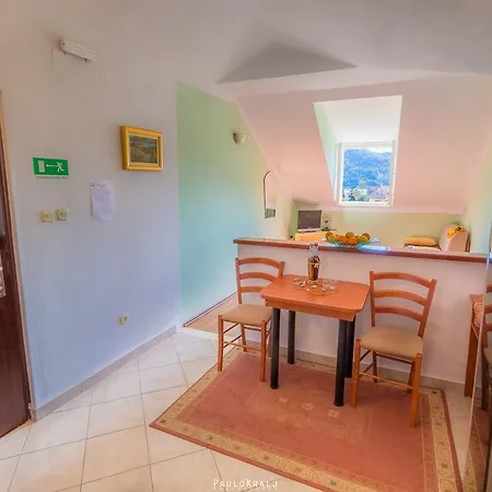 Πανσιόν House Ina 3*